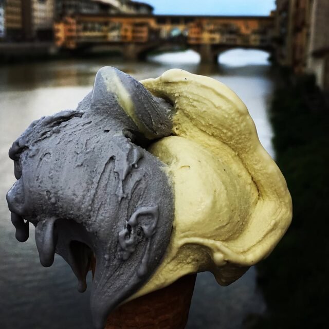 🍦HELADO 🍦
Helado de pistacho y sésamo negro con vistas al Ponte Vecchio, Firenze.
Espectacular!!!
Los de la @gelateriasantatrinita, probablemente los mejores de la ciudad.
Dicen que la florentina Catalina de Médicis, reina consorte de Francia lo introdujo en la corte francesa y desde ahí se fue expandiendo por Europa y América.

@betecologico
www.betecologico.es ♻️👩🏻‍🌾🌍
#betecologico #tiendaecologica #ecoshopper #compraecologica #nutricoaching  #superalimento #tehacemoslacompra 
#nomasplastico 
#desnudatucarro 
#desnudalafruta 
#sinpesticidas 
#sintoxicos 
#frutadetemporada 
#verduradetemporada 
#comecomoantes 
#detox 
#smoothiebowl 
#healthy 
#gelato 
#heladocasero 
#heladoitaliano