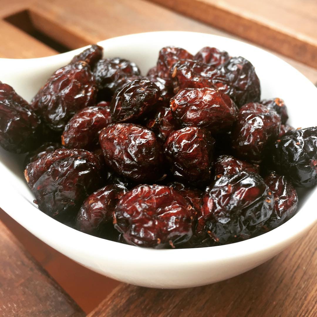 ARÁNDANO = superalimento 🌱
Que no falte en tu dieta.
Toma unos poquitos al día: en ensalada, con tu yogur, tu smoothie o de snack, con unas nueces!!!
Es un POTENTE ANTIOXIDANTE. 
El rojo es eficaz contra las INFECCIONES, especialmente de orina. Fuera CISTITIS!
Te los llevamos a casa cuando quieras.
Come ECO. COME como ANTES.

@betecologico
www.betecologico.es ♻️👩🏻‍🌾🌍
#betecologico #tiendaecologica #ecoshopper #compraecologica #nutricoaching  #superalimento #tehacemoslacompra 
#nomasplastico 
#desnudatucarro 
#desnudalafruta 
#sinpesticidas 
#sintoxicos 
#frutadetemporada 
#verduradetemporada 
#comecomoantes 
#detox 
#smoothiebowl 
#healthy 
#arandanorojo 
#arandano 
#cranberry